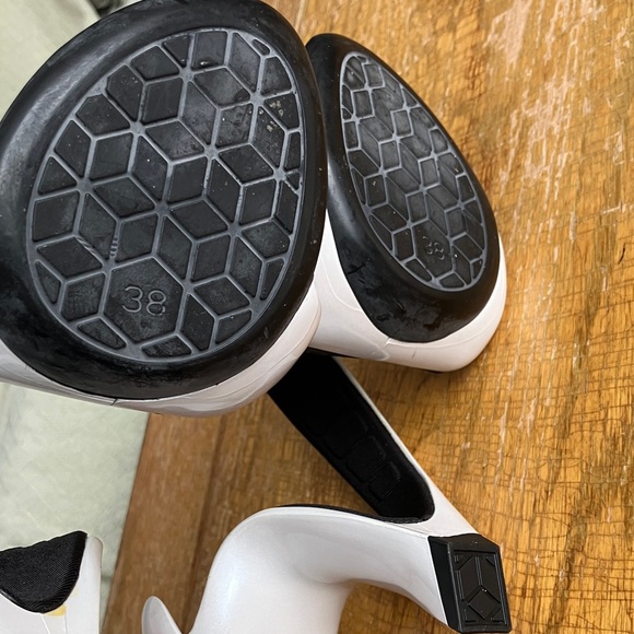 Elegant Black and White Heels - Picture 7 of 7